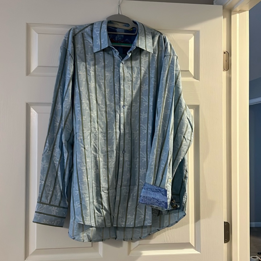 Ready to go in this like new Robert Graham classic fit long sleeve button down